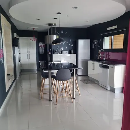 Maison Moderne Avec Piscine * 博蒙特德洛马尼